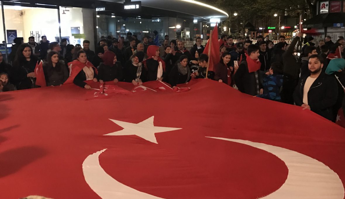 Almanya ve Hollanda�da evet kutlaması&hellip; Almanya�da Berlin�de yaşayan