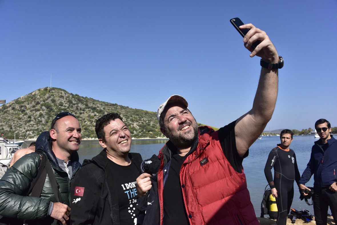 Ata Demirer Bodrumda deniz temizliği yaptı Ata Demirer Bodrumda deniz temizliği yaptı