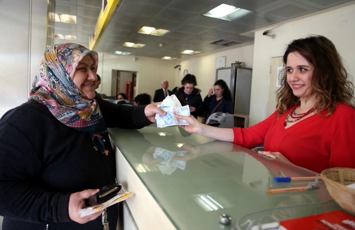 Büyükanneler maaşlarını almaya başladı